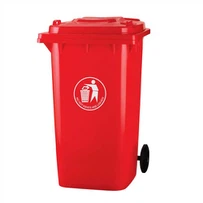 سلة المهملات البلاستيكية الملونة في الهواء الطلق